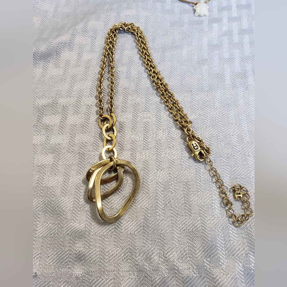 Chic Gold Necklace with Artistic Pendant
